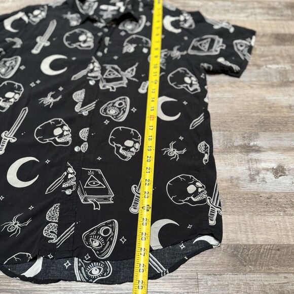 Hot Topic Medium Black White Skull Dagger Short Sleeve Shirt Camp Button Front - Picture 5 of 6